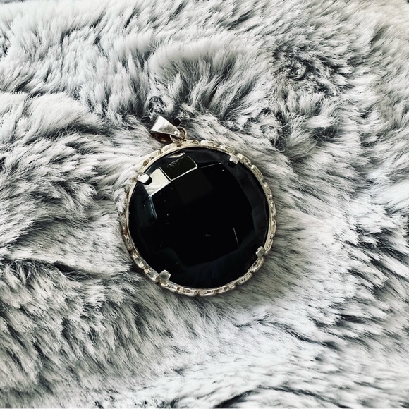 Large Black Onyx pendant in 925 Sterling with FREE sterling silver chain - Picture 1 of 4